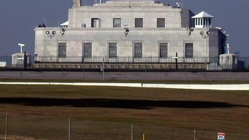 3. Fort Knox: lokasi ini disebut-sebut terlarang bagi manusia biasa lantaran menyimpan lebih dari separuh persediaan emas milik Amerika Serikat. Sistem perlindungannya sangat ketat. Staff saja tidak bisa sembarangan mengaksesnya dan yang diizinkan pun harus mengetahui beberapa kombinasi password. Selain itu, bangunannya dari granit dan baja sehingga tahan ancaman apapun. Foto: istimewa Foto: Wikipedia