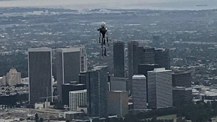 Foto Manusia Terbang di Los Angeles yang Ternyata Balon