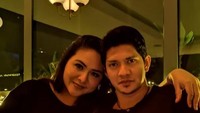 Menghabiskan malam di restoran ternyata sering dilakukan oleh kedua pasangan yang romantis ini. Mengenakan pakaian berwarna hitam keduanya tampak serasi. Foto: Instagram/iko.uwais