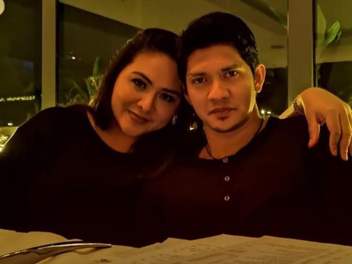Gaya Keren Iko Uwais Saat Menikmati Es Kelapa dan Steak