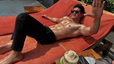 Gaya Keren Iko Uwais Saat Menikmati Es Kelapa dan Steak