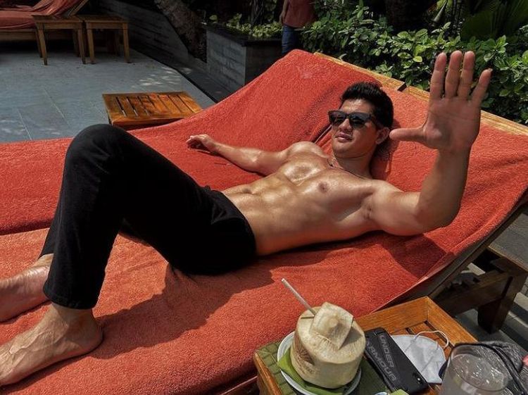 Gaya Keren Iko Uwais Saat Menikmati Es Kelapa dan Steak