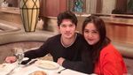 Gaya Keren Iko Uwais Saat Menikmati Es Kelapa dan Steak