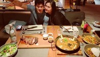 Memamerkan steak yang lezat, tampaknya kedunya begitu menyukai hidangan olahan daging. Tomahawk steak dengan kematangan medium rare dipamerkan oleh Iko Uwais. Foto: Instagram/iko.uwais