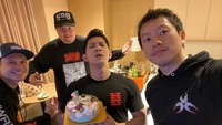 Berkarir di dunia Hollywood membuat Iko Uwais juga dekat dengan beberapa pemeran film Hollywood lainnya. Bahkan ulang tahunnya juga dirayakan dengan penuh kebersamaan dengan para pemeran lainnya. Foto: Instagram/iko.uwais