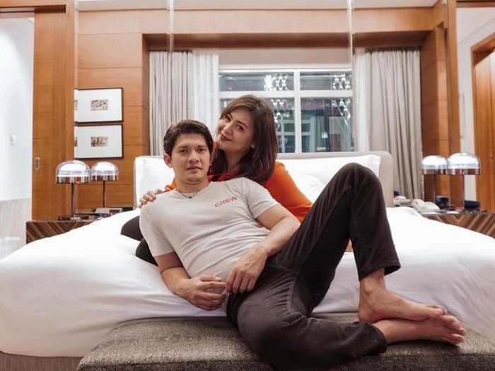 Gaya Keren Iko Uwais Saat Menikmati Es Kelapa dan Steak