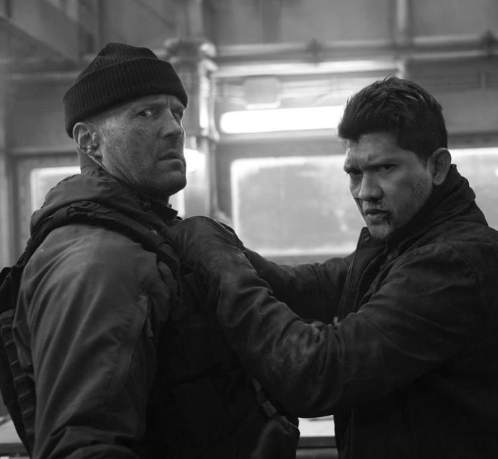Gaya Keren Iko Uwais Saat Menikmati Es Kelapa dan Steak