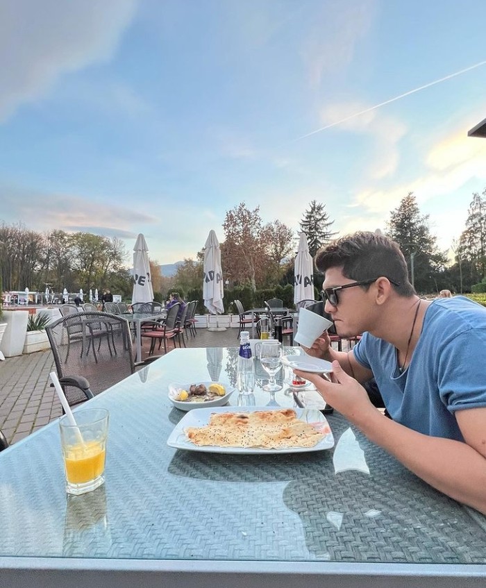 Gaya Keren Iko Uwais Saat Menikmati Es Kelapa dan Steak