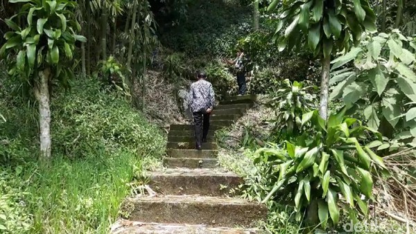 Gua tersebut berada di tebing bukit lereng Gunung Merbabu. Tepatnya di wilayah Desa Samiran, Kecamatan Selo, Kabupaten Boyolali, Jawa Tengah. Untuk mencapai tempat tersebut pun cukup mudah.