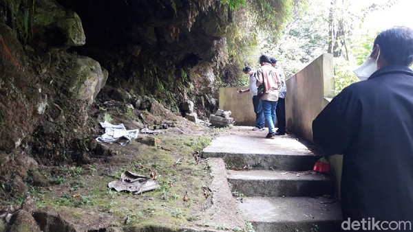 Gua itu pun tidak terdalu dalam. Mirip ceruk di tebing batu yang curam. Lokasinya pun sejuk dikelilingi dengan pepohonan yang rindang. Di lokasi yang cukup tersembunyi itu, PB VI dan Pangeran Diponegoro sering melakukan pertemuan. Gua itu pun tidak terdalu dalam. Mirip ceruk di tebing batu yang curam. Lokasinya pun sejuk dikelilingi dengan pepohonan yang rindang. Di lokasi yang cukup tersembunyi itu, PB VI dan Pangeran Diponegoro sering melakukan pertemuan.Â