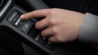Untuk urusan dapur pacu, Honda HR-V e:HEV ini memakai mesin DOHC i-VTEC 4-silinder 16 katup. Mesinnya ini diklaim punya tenaga 131 HP dan 253 Nm. Di atas kertas, dengan sistem hybrid-nya mobil ini diklaim tembus 25,6 km/liter.  Foto: dok. Honda Automobile Thailand Foto: dok. Honda Automobile Thailand