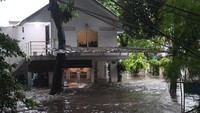 Hujan yang mengguyur kawasan Ibu Kota sejak siang hari menyebabkan sejumlah wilayah di Jakarta terendam banjir.