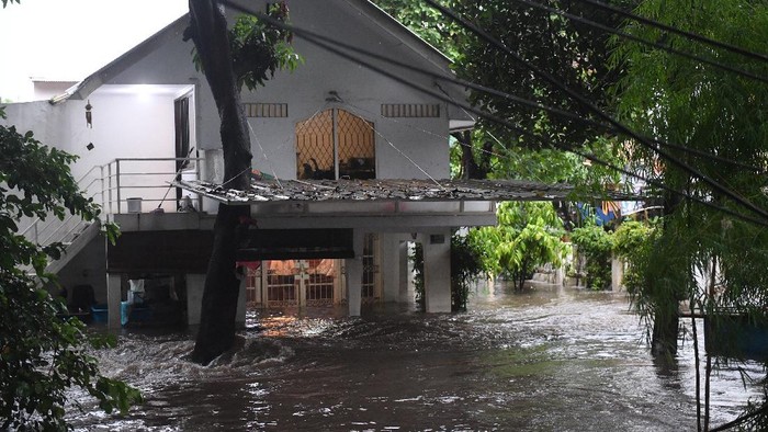 Banjir merendam kawasan Pela Mampang usai Jakarta diguyur hujan sejak siang hari. Tak sedikit warga yang nekat menerjang banjir agar dapat beraktivitas.