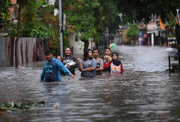 Banjir merendam kawasan Pela Mampang usai Jakarta diguyur hujan sejak siang hari. Tak sedikit warga yang nekat menerjang banjir agar dapat beraktivitas.