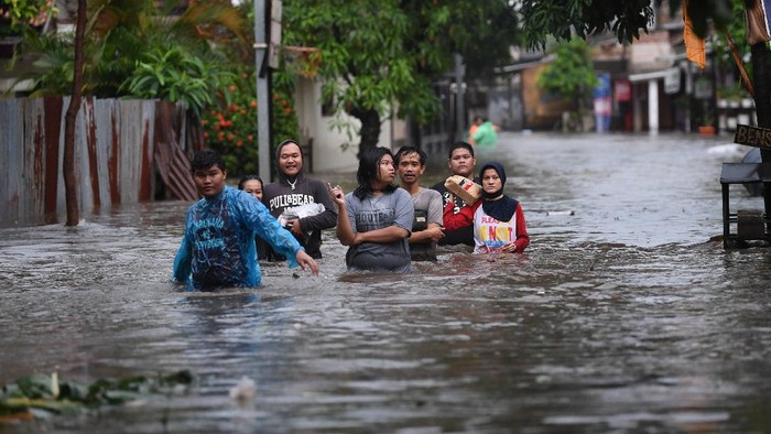Jakarta Diguyur Hujan, Kawasan Pela Mampang Kebanjiran Banjir merendam kawasan Pela Mampang usai Jakarta diguyur hujan sejak siang hari. Tak sedikit warga yang nekat menerjang banjir agar dapat beraktivitas.