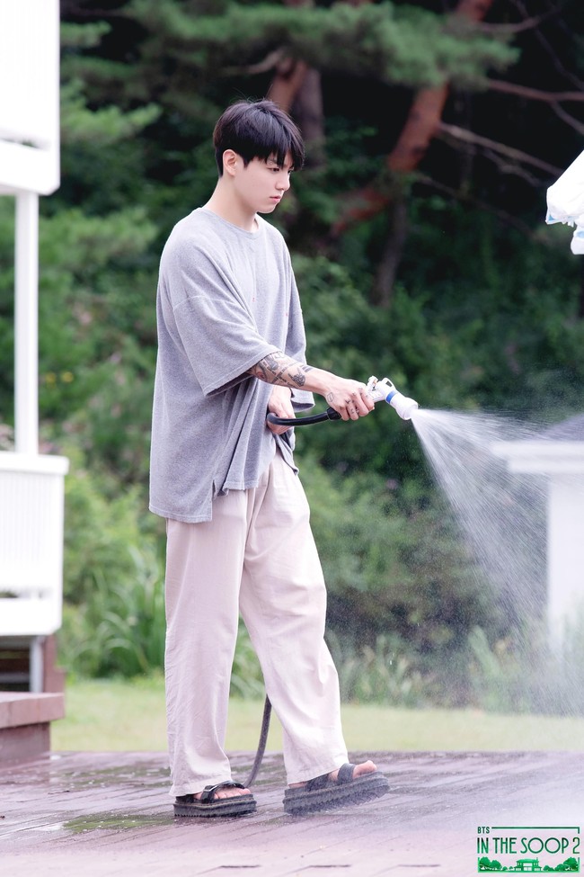 Foto yang dirilis akun Twitter “In the SOOP” menampilkan Jungkook BTS memasak, menyiram tanaman, hingga menaiki ATV bersama personel lainnya. Netizen Korea pun menyoroti ketampanannya saat bareface dan tampil sederhana memakai baju tidur. Foto: dok. Twitter @inthesoop_tv