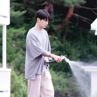 Foto yang dirilis akun Twitter “In the SOOP” menampilkan Jungkook BTS memasak, menyiram tanaman, hingga menaiki ATV bersama personel lainnya. Netizen Korea pun menyoroti ketampanannya saat bareface dan tampil sederhana memakai baju tidur. Foto: dok. Twitter @inthesoop_tv