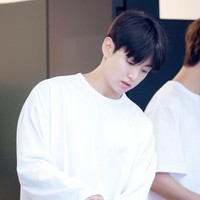 Selama ini, Jungkook BTS memancarkan karismanya dengan make up saat berada di atas panggung. Namun, kali ini penggemar melihat ketampanannya secara alami tanpa menata rambut maupun merias wajah. Foto: dok. Twitter @inthesoop_tv