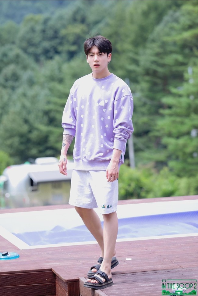 Season pertama “In the SOOP” tayang pertama kali pada Agustus 2020 di JTBC dan platform Weverse. Acara ini menampilkan BTS beristirahat dari kesibukannya dan bersantai untuk melakukan hobinya. Mereka menginap di sebuah vila dengan pemandangan hijau. Foto: dok. Twitter @inthesoop_tv