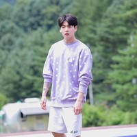 Season pertama “In the SOOP” tayang pertama kali pada Agustus 2020 di JTBC dan platform Weverse. Acara ini menampilkan BTS beristirahat dari kesibukannya dan bersantai untuk melakukan hobinya. Mereka menginap di sebuah vila dengan pemandangan hijau. Foto: dok. Twitter @inthesoop_tv