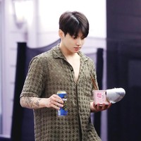 Baru-baru ini, netizen Korea ramai membicarakan foto bareface Jungkook BTS di forum online. Maknae grup BTS itu tak memakai makeup selama tampil dalam season terbaru reality show “In the SOOP.” Foto: dok. Twitter @inthesoop_tv