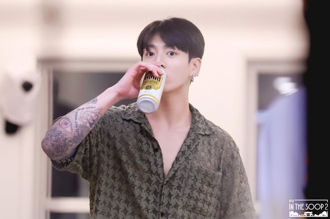 “Aku lemah dengan bareface Jungkook. Ini sangat berbeda dengan (wajahnya) saat ada di atas panggung,” “Dia benar-benar legend. Dia sangat tampan,” “Visual bareface-nya sangat alami dan tampan membuatku ingin menangkap (screenshot) semua adegannya,” komentar sejumlah netizen. Foto: dok. Twitter @inthesoop_tv