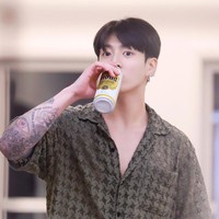 “Aku lemah dengan bareface Jungkook. Ini sangat berbeda dengan (wajahnya) saat ada di atas panggung,” “Dia benar-benar legend. Dia sangat tampan,” “Visual bareface-nya sangat alami dan tampan membuatku ingin menangkap (screenshot) semua adegannya,” komentar sejumlah netizen. Foto: dok. Twitter @inthesoop_tv