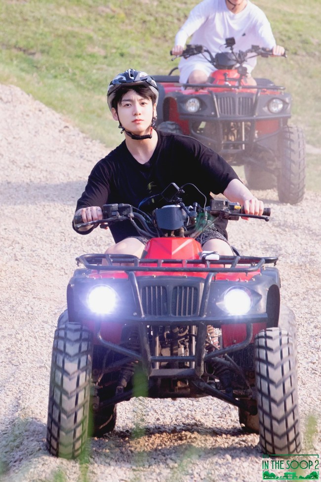 Season kedua “In the SOOP” mengikuti BTS saat menginap selama empat hari di sebuah vila di kawasan pegunungan. Mendapat waktu untuk ‘cuti’, Jungkook BTS dan personel lainnya punya waktu istirahat. Foto: dok. Twitter @inthesoop_tv