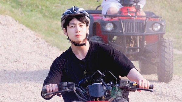 8 Foto Jungkook BTS Tanpa Make Up, Bikin Netizen Pangling dan Terpana