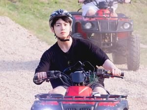 8 Foto Jungkook BTS Tanpa Make Up, Bikin Netizen Pangling dan Terpana