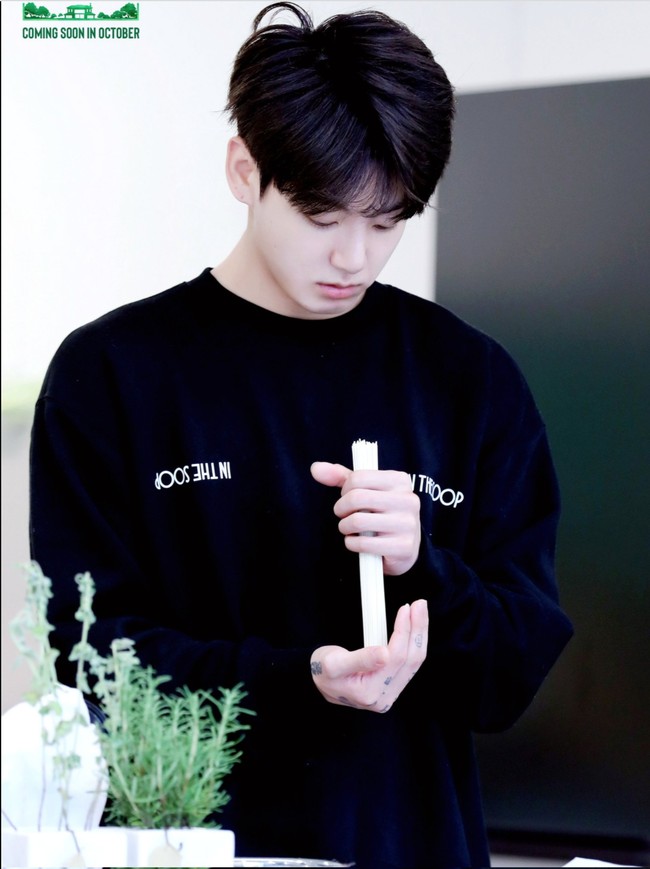 Meskipun tak memegang posisi sebagai visual grup BTS, Jungkook memikat banyak penggemar dengan suara dan ketampanannya. Baru-baru ini, ia tampil dalam sampul majalah Forbes Korea edisi November 2021 dengan julukan “Forbes Korea Model Idol.” Foto: dok. Twitter @inthesoop_tv