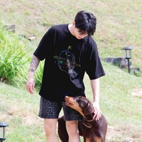 Dalam season terbaru “In the SOOP”, Jungkook BTS membawa serta anjing peliharaannya, Jeon Bam alias Bam. Ia mengajaknya jalan-jalan dan menikmati pemandangan selama berada di sana. Foto: dok. Twitter @inthesoop_tv