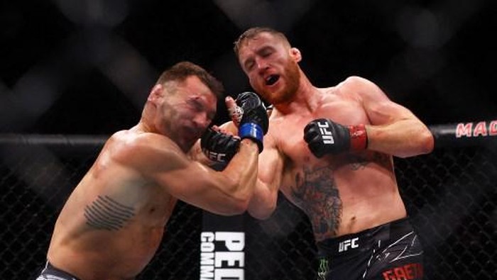 NEW YORK, NEW YORK - NOVEMBER 06: (R-L) Justin Gaethje punches Michael Chandler in their lightweight bout during the UFC 268 event at Madison Square Garden on November 06, 2021 in New York City.   Mike Stobe/Getty Images/AFP (Photo by Mike Stobe / GETTY IMAGES NORTH AMERICA / Getty Images via AFP)