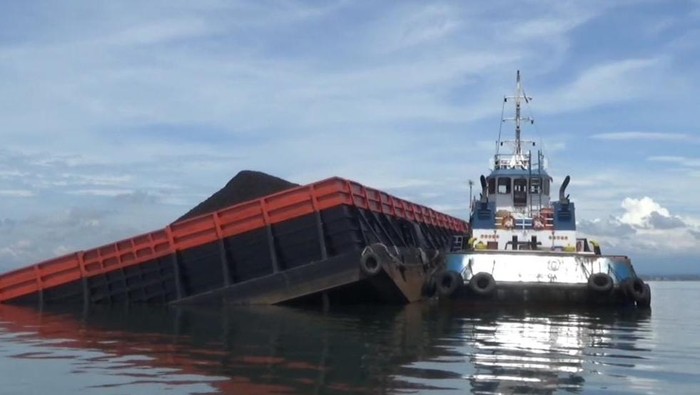 Kapal Tongkan Muat Ribuan Ton Batu Bara Karam di Teluk Pangpang Banyuwangi