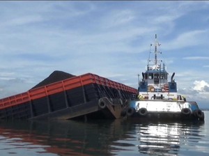 Kapal Tongkang Muat Ribuan Ton Batu Bara Karam di Teluk Pangpang Banyuwangi
