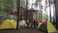 Di lokasi ini, wisatawan juga bisa menggelar camper van, di mana mobil wisatawan bisa masuk dan diparkir di sebelah tenda. Tiap akhir pekan, wisata Guci Forest menjadi tempat yang pas untuk melepas lelah. Bagi wisatawan yang ingin menginap atau berkemah, kemping ground ini mampu menampung hingga 100 tenda. (Imam Suripto/detikTravel)