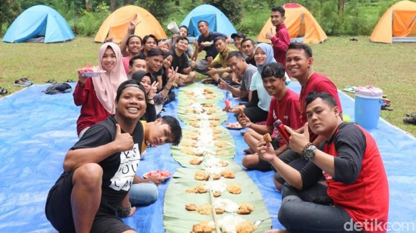 Setelah itu, baru traveler bisa sarapan bareng. Di sini bisa masak-masak juga lho, seperti yang dilakukan anggota Generasi Pesona Indonesia (GenPI) se-Jawa Tengah ini. 