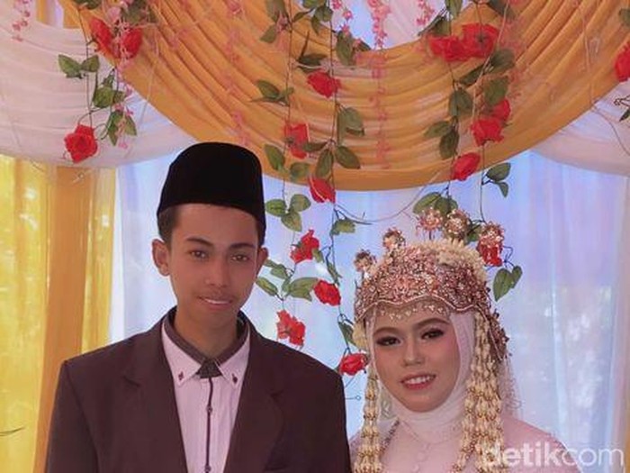Pasangan pengantin Siti Jamilah dan Idam. Foto: Dok. pribadi Mia Pertiwi. Pasangan pengantin Siti Jamilah dan Idam. Foto: Dok. pribadi Mia Pertiwi.