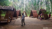 Di laboratorium ini, para pengrajin khususnya pemuda setempat, menghabiskan waktu untuk membuat aneka produk kerajinan berbahan bambu.