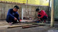 Ada beberapa produk kerajinan tercipta di laboratorium ini. Mulai dari gelas, bingkai, toples, sisir, hingga cermin dengan bentuk unik dan kekinian. Harganya juga bervariasi, mulai 40 ribu sampai 120 ribu rupiah per unit. Tergantung jenis dan ukuran. Walau tampak sederhana, proses pembuatan produk ini, dilakukan dengan sangat teliti, menggunakan bambu pilihan. Diketahui, laboratorium bambu ini, merupakan bagian dari Program Pengembangan Desa Mitra (PPDM) Universitas Sulawesi Barat (UNSULBAR).