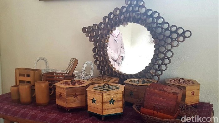 Laboratorium bambu bantu dongkrak perekonomian warga di Polewali Mandar saat pandemi. Beragam produk tercipta di laboratorium ini mulai dari gelas hingga cermin.