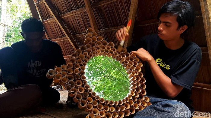 Laboratorium bambu bantu dongkrak perekonomian warga di Polewali Mandar saat pandemi. Beragam produk tercipta di laboratorium ini mulai dari gelas hingga cermin.