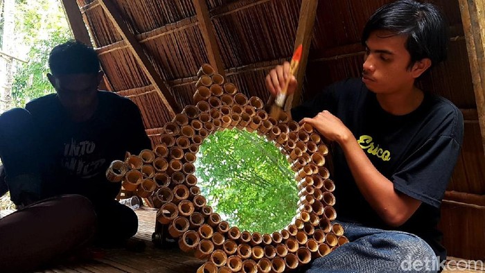 Laboratorium Bambu Bantu Warga di Polman Tetap Cuan Saat Pandemi Laboratorium bambu bantu dongkrak perekonomian warga di Polewali Mandar saat pandemi. Beragam produk tercipta di laboratorium ini mulai dari gelas hingga cermin.