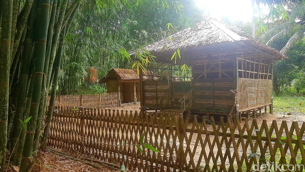 Di laboratorium ini, para pengrajin khususnya pemuda setempat, menghabiskan waktu untuk membuat aneka produk kerajinan berbahan bambu. (Abdy Febriady)