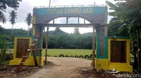 Seorang wanita bernama Stti Hadijah (38 tahun) di Kabupaten Polewali Mandar, mendirikan laboratorium bambu untuk mendongkrak perekonomian warga, khususnya di masa pandemi COVID-19. (Abdy Febriady)