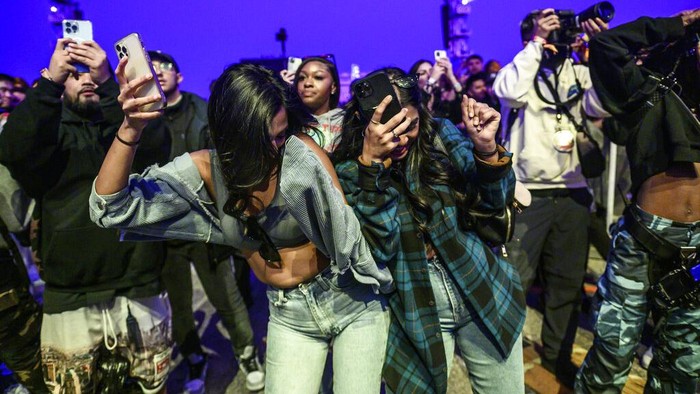 Lihat Lagi Ramainya Konser Musik Berujung Maut di AS Membludaknya penonton yang hadiri festival musik Astroworld di AS berujung maut. Sebanyak 8 orang dilaporkan tewas akibat berdesakan di konser musik itu.