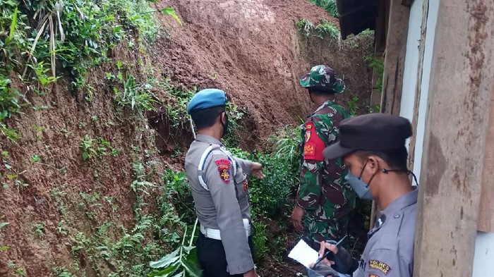 Longsor Dua Titik di Trenggalek Jebol Rumah Warga dan Tutup Akses Jalan