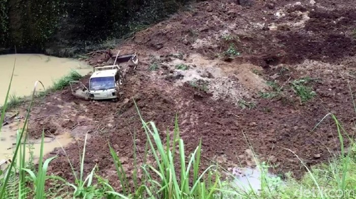 Longsor Tambang Batu di Sukabumi