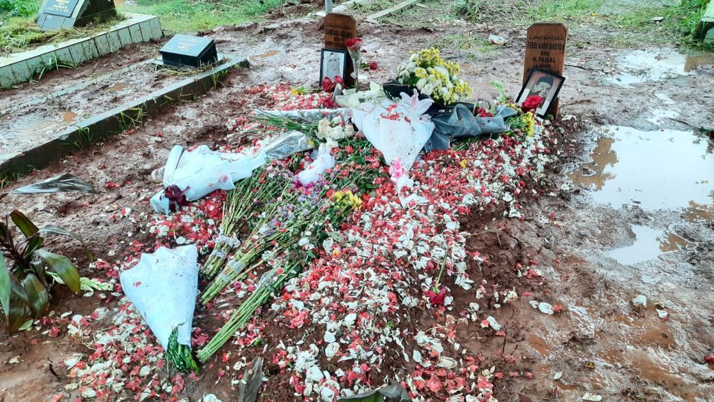 Makam Vanessa Angel dan Bibi