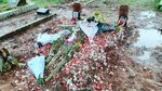 Potret Pilu Mertua Vanessa Angel Berdoa dari Luar Pagar Gegara Makam Digembok
